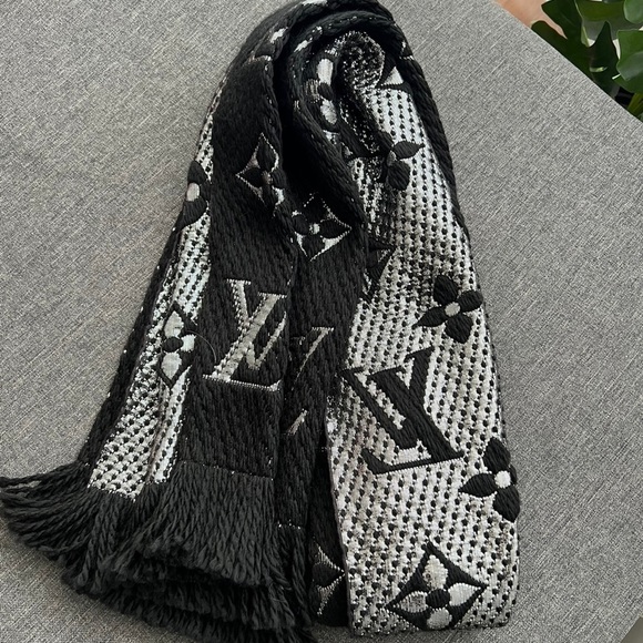 Authentic LOUIS VUITTON Logomania Scarf Black/Silver - Picture 2 of 3